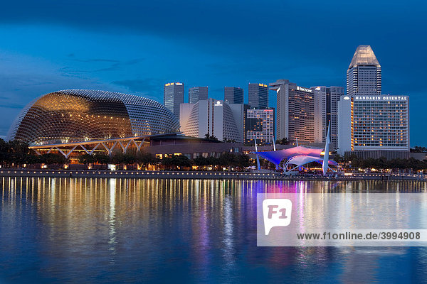 Singapur Skyline  Marinabay  Esplanade drive  hinten Esplanade - Theatres on the Bay  Kulturzentrum  Pan Pacific  Mandarin Oriental  Conrad  Meritus  Singapur  Südostasien