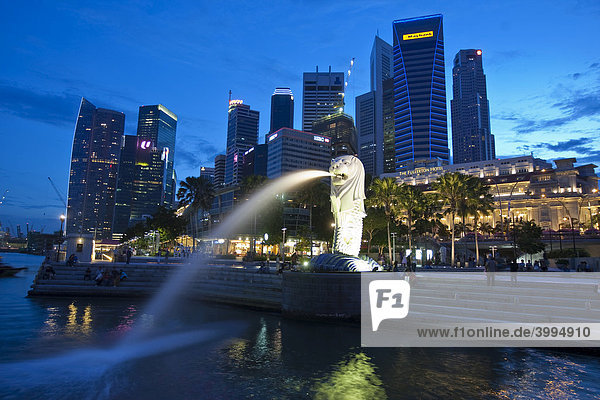 Der Merlion  Wahrzeichen der Metropole Singapur  1964 vom Künstler Fraser Brunner entworfen  Singapur River  Singapur  Südostasien