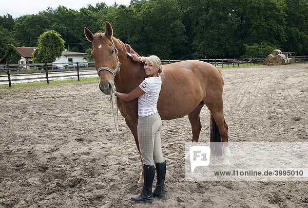 Mädchen  Teenager  pflegt ein Pferd