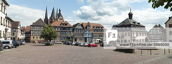 Obermarkt  Fachwerkhäuser  hinten Marienkirche  Wahrzeichen der Stadt Gelnhausen  Hessen  Deutschland  Europa