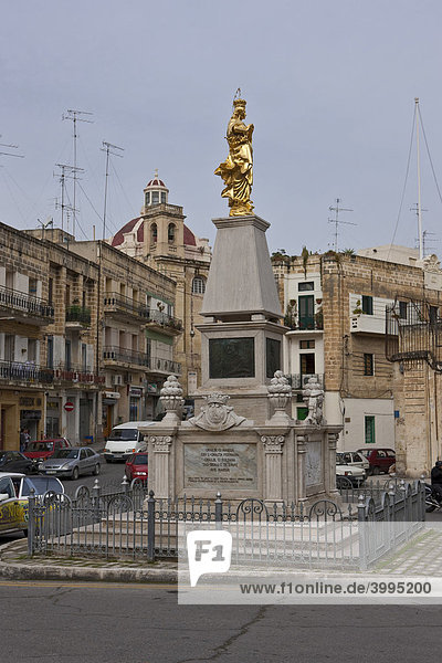 Die strahlende Statue der Heiligen Maria  die in Cospicua steht  Cospicua  Malta  Europa