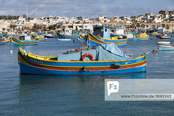 Traditionelles maltesisches Fischerboot  auch Luzzu genannt  Hafen von Marsaxlokk  Malta  Europa