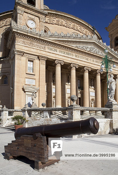 Kanone vor dem Dom zu Mosta bzw. der Santa Marija Assunta Pfarrkirche  Mosta  Malta  Europa