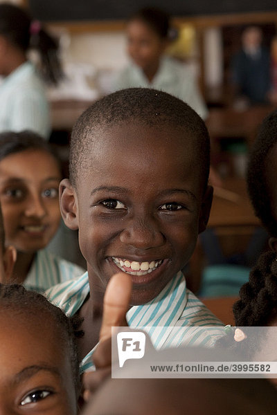 Schuljunge in der Anse Etoille School bei De Quincy Village  Insel Mahe  Seychellen  Indischer Ozean  Afrika