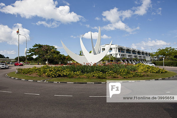 Bicentennial Monument in einem Verkehrskreisel  hinten das Oceangate House  Hauptstadt Victoria  Insel Mahe  Seychellen  Indischer Ozean  Afrika