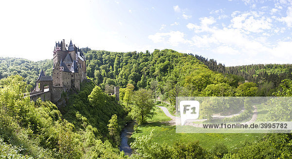 Die Burg Eltz im Tal der Eltz  Wierschern  Rheinland-Pfalz  Deutschland  Europa