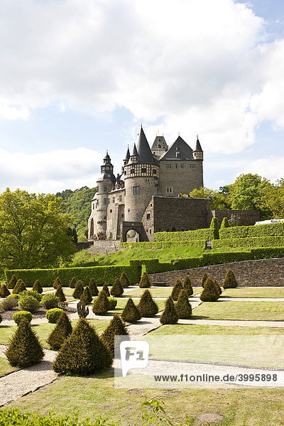 Das Schloss Bürresheim auf einem Felssporn im Nettetal  Ortsgemeinde Sankt Johann bei Mayen  Rheinland-Pfalz  Deutschland  Europa
