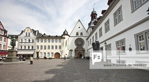 Der Jesuitenplatz hinten das Rathaus Koblenz Rheinland-Pfalz Deutschand Europa