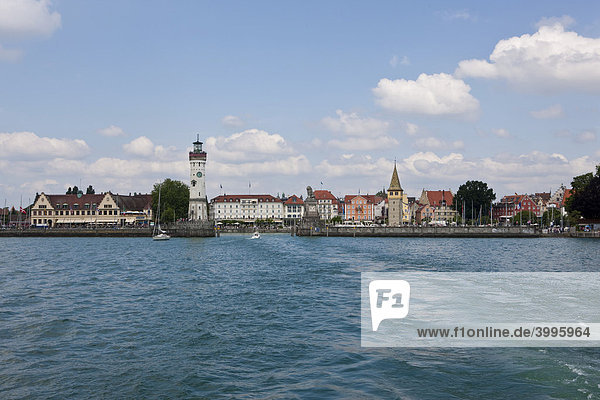 Blick auf Lindau und den Hafen von Lindau mit dem Leuchturm  rechts das Denkmal des über den See schauenden Löwen des Bildhauers Johann von Halbig  Lindau am Bodensee  Bayern  Deutschland  Europa