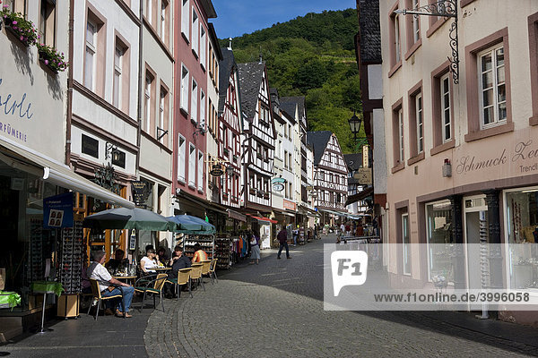 Touristen sitzen in Straßenrestaurants in der Römerstraße  Bernkastel-Kues  Mosel  Rheinland-Pfalz  Deutschland  Europa