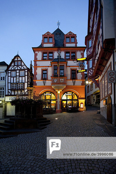Der historische Bernkasteler Marktplatz  Bernkastel-Kues  Mosel  Rheinland-Pfalz  Deutschland  Europa