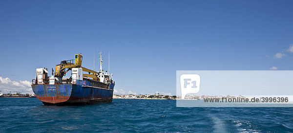 Ein Frachter fährt zum Hafen von Stonetown  Stonetown Zansibar  Sansibar  Tansania  Afrika