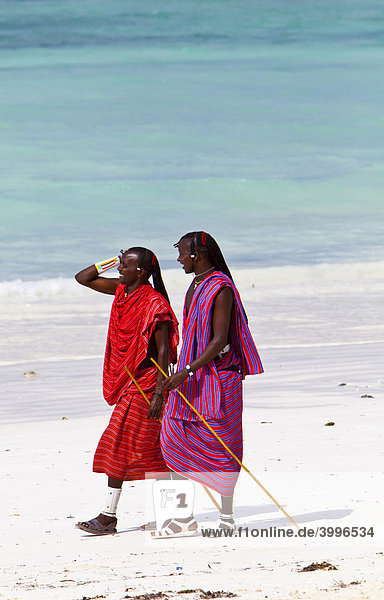Krieger der Massai am Strand  Sansibar  Tansania  Afrika