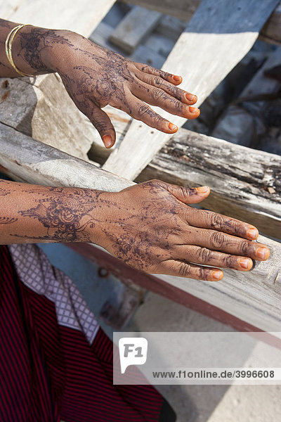 Henna Tattoo auf den Händen einer Frau aus Sansibar  Tansania  Afrika
