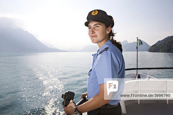 Schiffsführerin  Kapitänin  eines Personen Motorschiffes auf dem Vierwaldstättersee  Schweiz  Europa