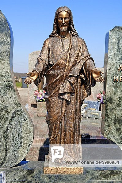 Bronzefarbene Christusfigur auf einem Friedhof  Illhaeusern  Elsass  Frankreich  Europa