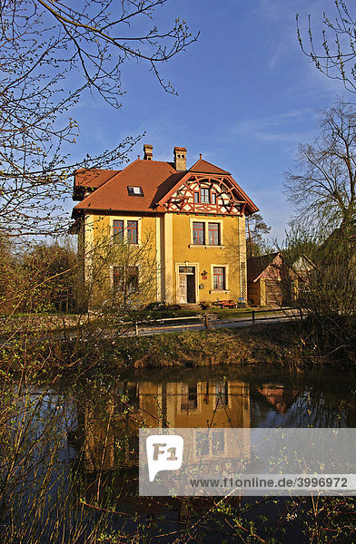 Altes Dorfschulhaus an einem Teich  Oberfranken  Bayern  Deutschland  Europa