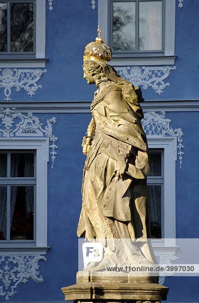 Denkmal Kaiserin Kunigunde  hinten Fassade eines Bürgerhauses  Bamberg  Oberfranken  Bayern  Deutschland  Europa
