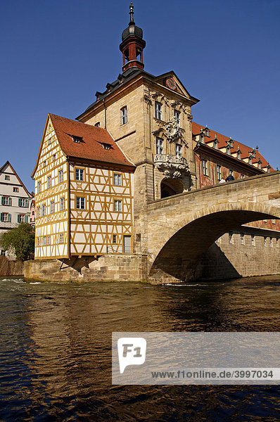 Altes Rathaus mit oberer Brücke in der Regnitz  Bamberg  Oberfranken  Bayern  Deutschland  Europa