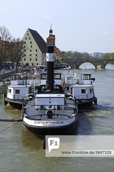 Schifffahrtsmuseum auf der Donau  hinten Historische Wurstküche und Steinerne Brücke  Regensburg  Oberpfalz  Bayern  Deutschland  Europa