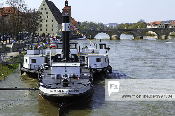 Schifffahrtsmuseum auf der Donau  hinten Historische Wurstküche und Steinerne Brücke  Regensburg  Oberpfalz  Bayern  Deutschland  Europa