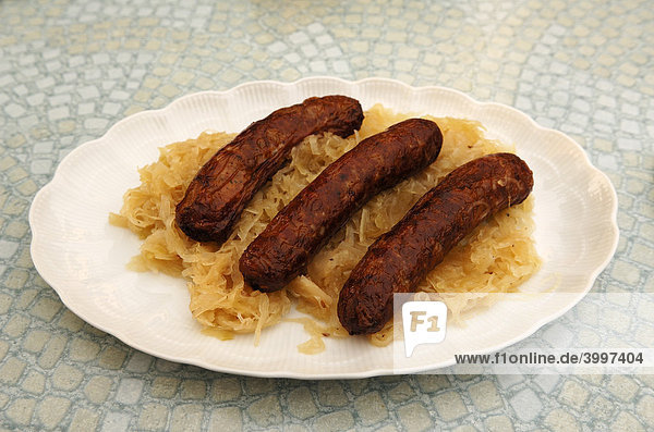 Drei fränkische Bratwürste mit Kraut auf einem Teller, Regensberg ...