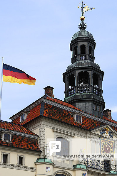 Rathausturm mit Glockenspiel und wehender Deutschlandfahne  Lüneburg  Niedersachsen  Deutschland  Europa