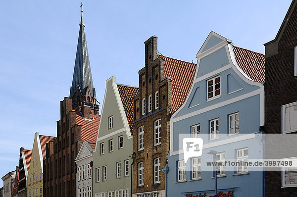 Verschieden alte Giebelhäuser  hinten St. Johannis-Kirche  Lüneburg  Niedersachsen  Deutschland  Europa