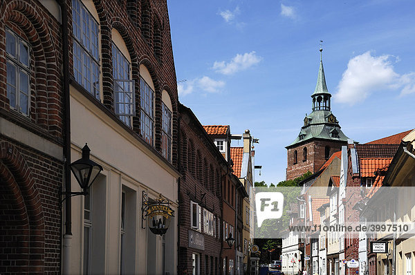 Straße mit alten Giebelhäusern  hinten St. Michaelis-Kirche  Lüneburg  Niedersachsen  Deutschland  Europa
