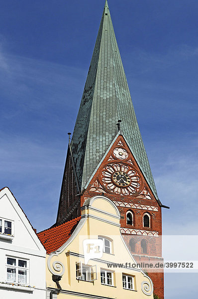 Turm der St. Johannis-Kirche  vorne alte Giebelhäuser  Lüneburg  Niedersachsen  Deutschland  Europa