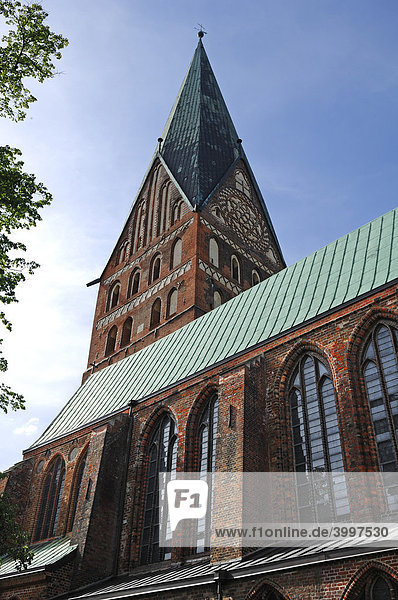 Turm der St. Johannis-Kirche  Backsteingotik  1470  mit Seitenschiff  Lüneburg  Niedersachsen  Deutschland  Europa