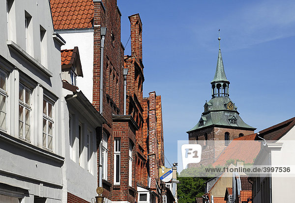 Alte Giebelhäuser  hinten St. Michaelis-Kirche  Backsteingotik  1412  Lüneburg  Niedersachsen  Deutschland  Europa