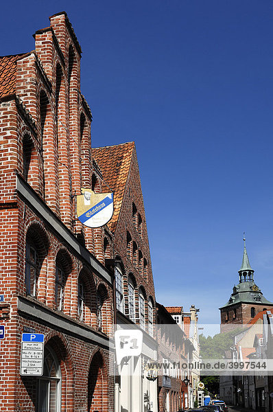 Alte Giebelhäuser  hinten St. Michaelis-Kirche  Backsteingotik  1412  Lüneburg  Niedersachsen  Deutschland  Europa