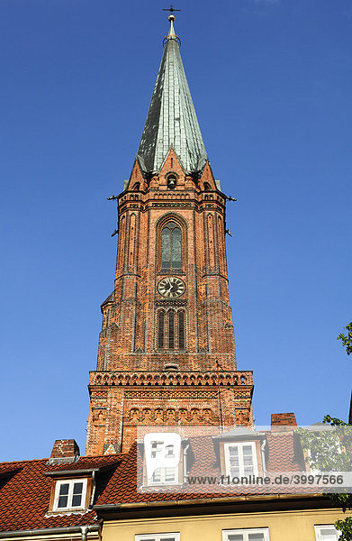 Turm der St. Nicolai-Kirche  Backsteingotik  Neugotik 1895  Lüneburg  Niedersachsen  Deutschland  Europa