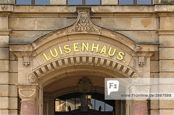 Eingangsportal zum Luisenhaus  Detail  Krankenhaus im Stadtteil Löbtau  Dresden  Sachsen  Deutschland  Europa