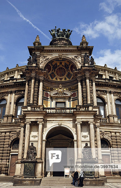 Eingang der Semper Oper  Dresden  Sachsen  Deutschland  Europa