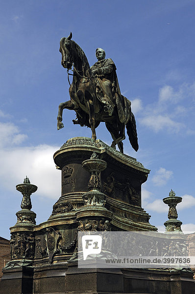 Reiterstandbild König Johann  errichtet 1889  gegen blauen Himmel  Dresden  Sachsen  Deutschland  Europa