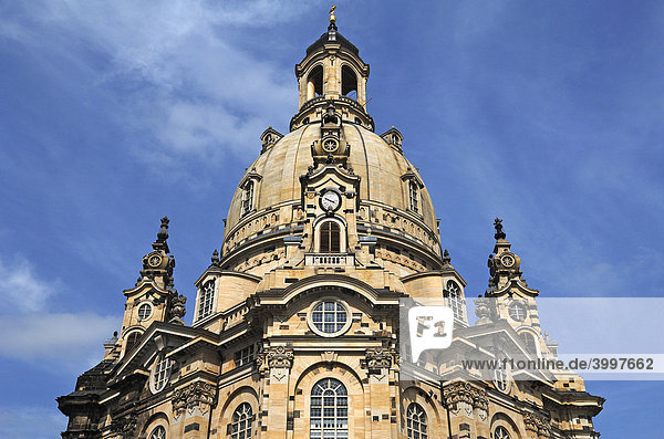 Turm der Frauenkirche gegen blauen Himmel  Dresden  Sachsen  Deutschland  Europa
