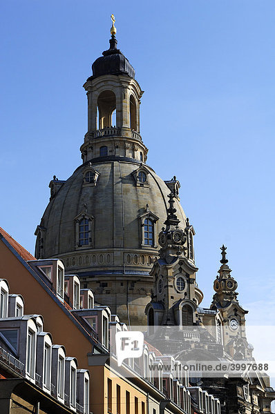 Turm der Frauenkirche  vorne Dachfenster der Quartiere  Dresden  Sachsen  Deutschland  Europa