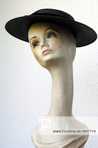 Kopf einer weiblichen amerikanischen Schaufensterpuppe um 1940 mit Hut