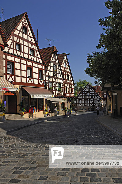Straße mit Kopfsteinpflaster und mit alten fränkischen Fachwerkhäusern  Lauf an der Pegnitz  Mittelfranken  Bayern  Deutschland  Europa