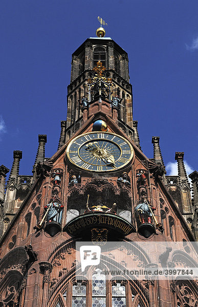 Turmuhr mit dem Männleinlaufen an der Frauenkirche  Gotik  um 1355  Nürnberg  Mittelfranken  Deutschland  Europa
