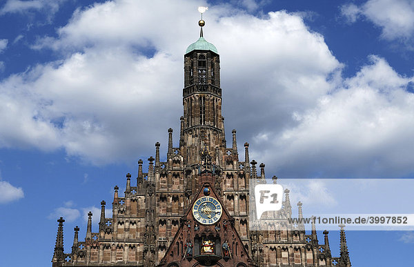 Giebel mit Glockenspiel und Turmuhr der Frauenkirche  Gotik  um 1355  Nürnberg  Mittelfranken  Deutschland  Europa