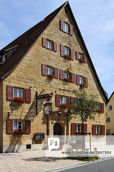 Altes fränkisches Sandsteinhaus  heute Restaurant zum Weißen Löwen  Eckental  Mittelfranken  Bayern  Deutschland  Europa