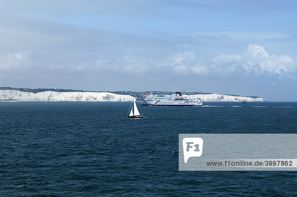 White Cliffs of Dover mit Autofähre und Segelboot von der Autofähre aus gesehen  Dover  England  Europa