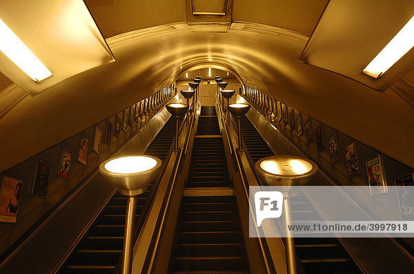Leere Rolltreppen in der U-Bahnstation Tooting Broadway  London  England  Großbritannien  Europa
