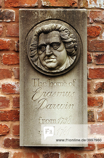 Gedenktafel von Erasmus Darwin 1758-1781  Arzt und Dichter  Großvater von Charles Darwin  The Close  Lichfield  England  Großbritannien  Europa