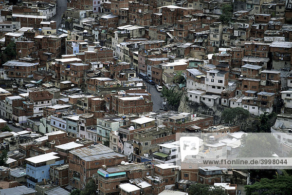Einfache Haueser  ranchos  Blick auf ein Armenviertel der Hauptstadt Caracas  Karibik  Venezuela  Südamerika