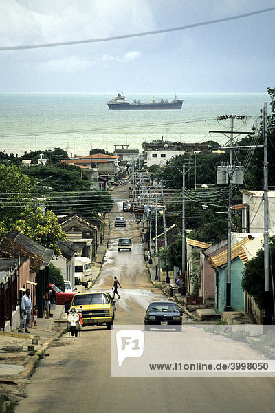 Öltanker vor der karibischen Küste unweit von Puerto Cumarebo  Falcon  Karibik  Venezuela  Südamerika