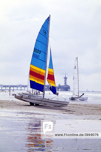 Buntes Segelboot am Strand von Scheveningen  ein mondäner Badeort zusammengewachsen mit Den Haag an der niederländischen Nordsee Küste  Provinz Süd-Holland  Zuid-Holland  Niederlande